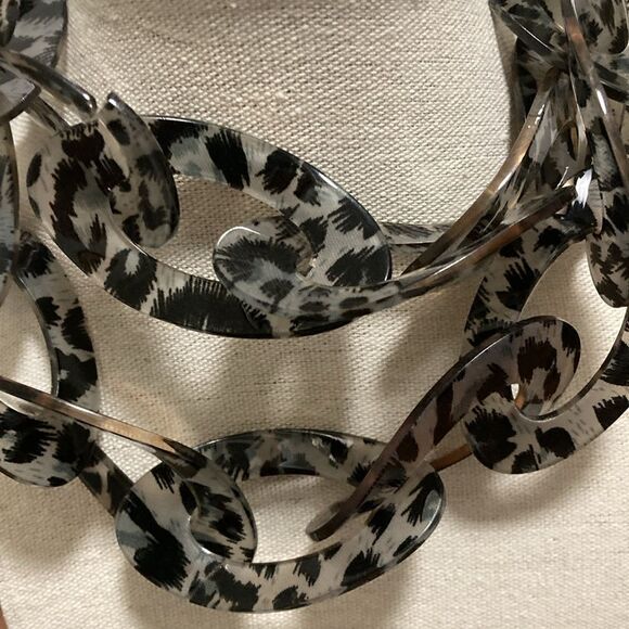 Kenneth Jay Lane Signed Leopard Print Lucite Large Link 30 in. Necklace. - Picture 1 of 5